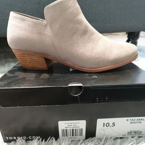 TAUPE FAUX SUEDE ANKLE BOOT (WW)